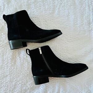 AQUATALIA NWT Carissa Black Suede Low Heel Ankle Boots Booties 8.5 Pristine Mint